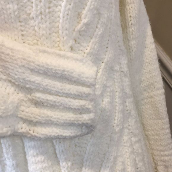 CUPCAKE Ivory Long Sleeve V-Neck Cable Chunky Cable Knit Sweater Sz M NWT - Picture 10 of 13